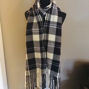 Gap Midnight Blue and Ivory Plaid Scarf NWOT